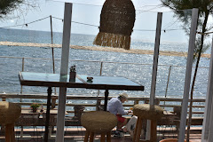 Julieta en su balcón • Restaurante Denia